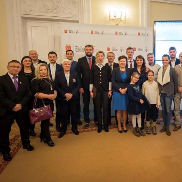 Medaliści i ich trenerzy z nagrodami m.st. Warszawy